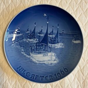 Royal Copenhagen 1966 Bing & Grondahl Jul Aften plate blue & white "Hjem til Jul